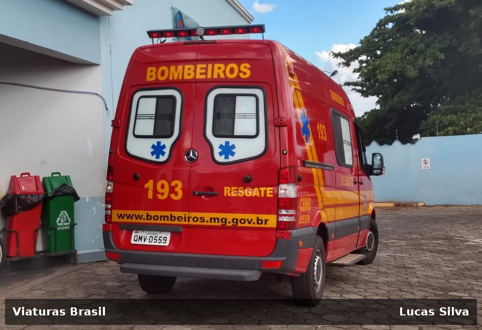 Viatura Mercedes-Benz 415 REVESC AMB, da CBMMG, prefixo 0559, fotografada em São Sebastião do Paraíso, MG.