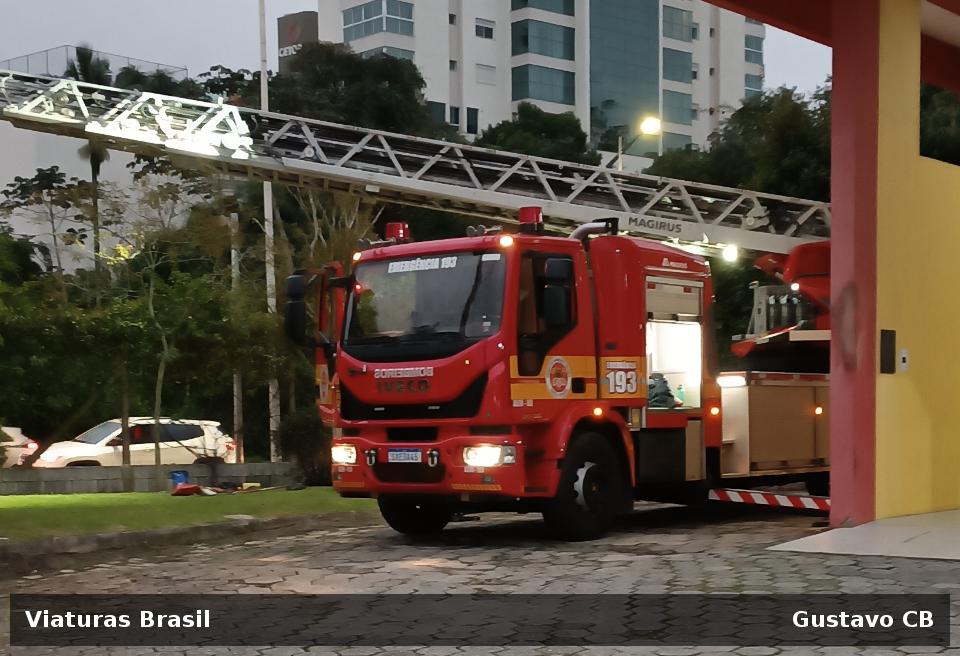 Viatura Iveco MAGIRUS M42LAS, da CBMSC, prefixo AEM-09, fotografada em Blumenau, SC.