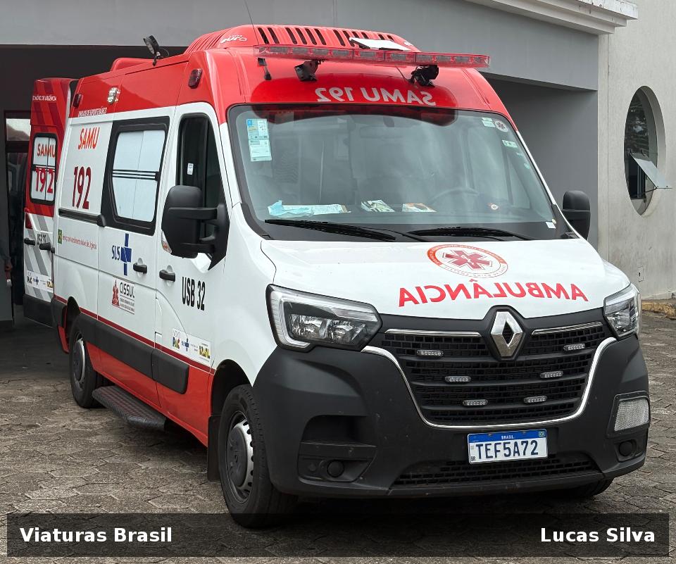 Viatura Renault MASTER FLASH AM5, da SAMU-MG, prefixo USB 32, fotografada em São Sebastião do Paraíso, MG.