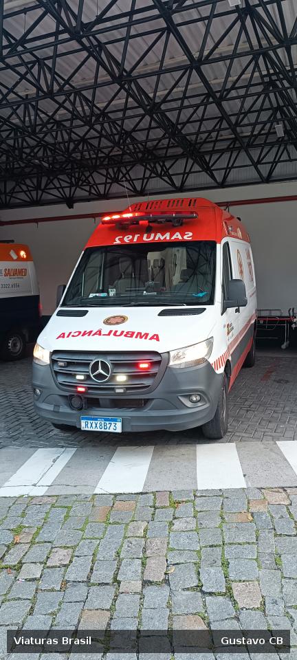Viatura Mercedes-Benz Sprinter, da SAMU-SC, fotografada em Blumenau, SC.