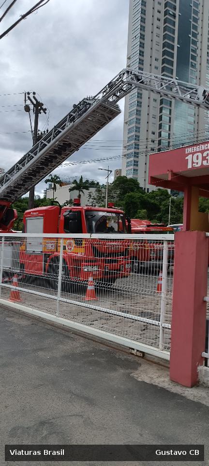 Viatura Iveco MAGIRUS M42LAS, da CBMSC, prefixo AEM-09, fotografada em Blumenau, SC.