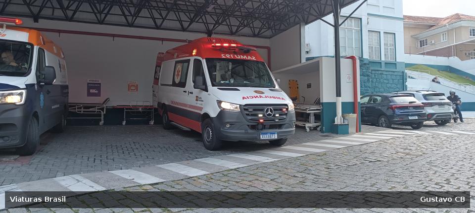 Viatura Mercedes-Benz Sprinter, da SAMU-SC, fotografada em Blumenau, SC.